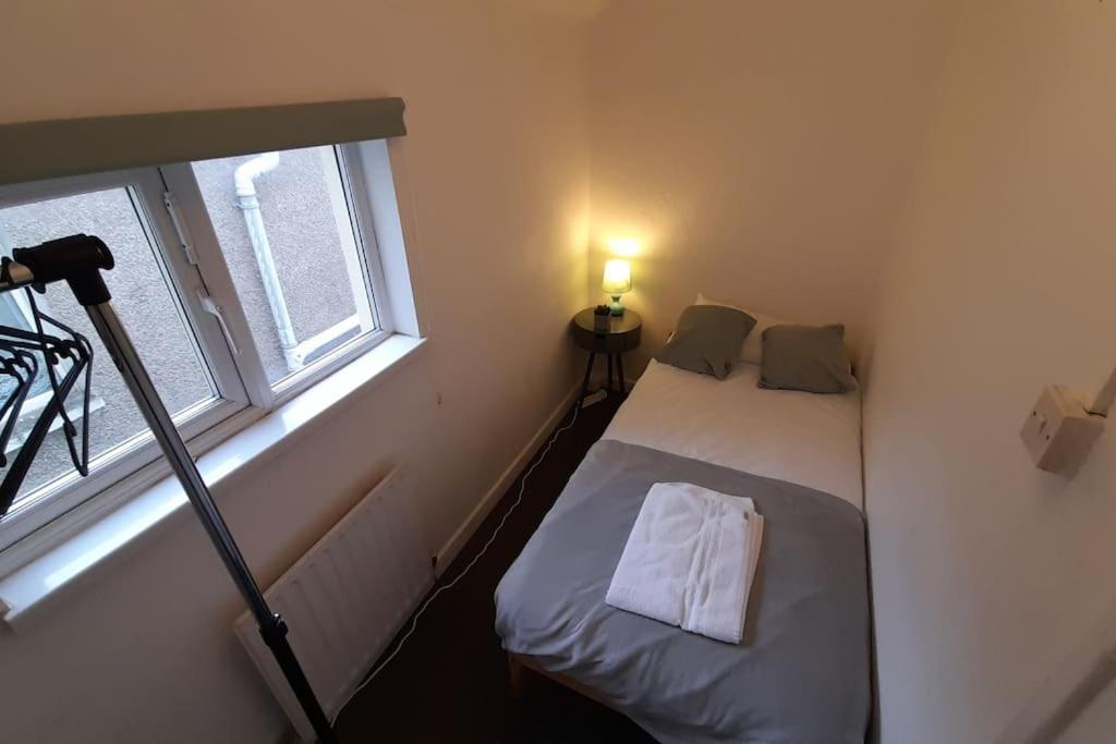Spacious 4 Bedroom, Free Netflix, Central Location Кардиф Екстериор снимка