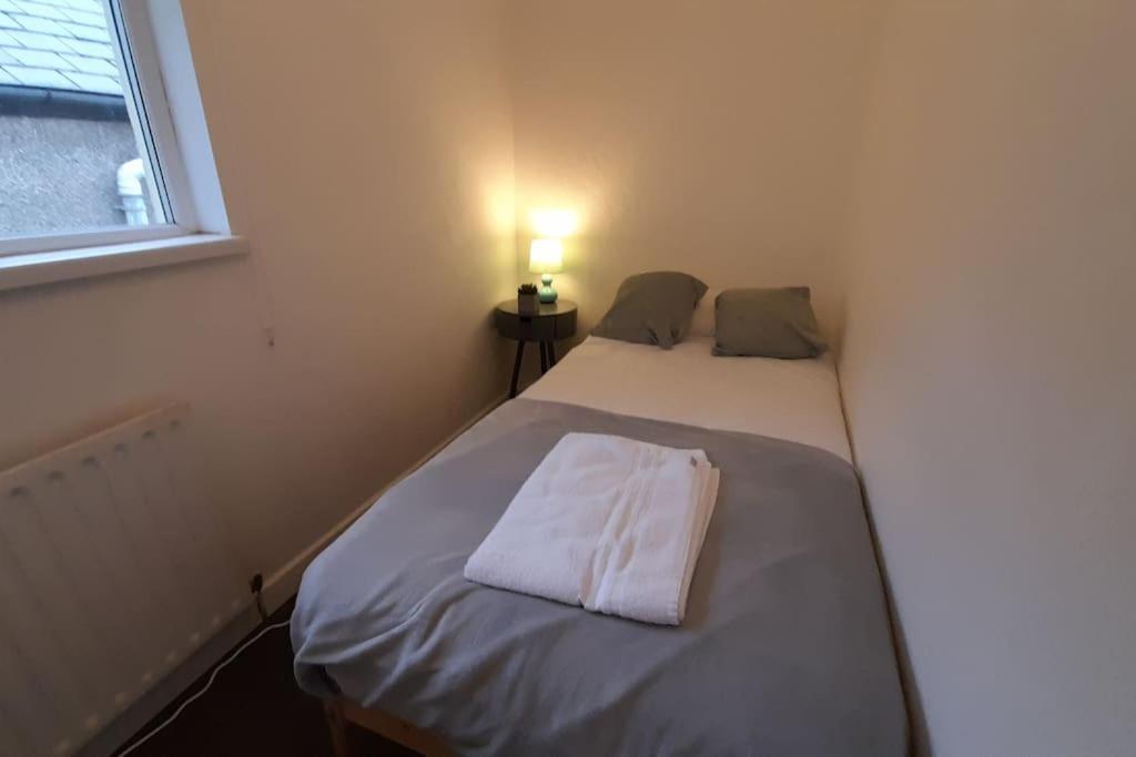 Spacious 4 Bedroom, Free Netflix, Central Location Кардиф Екстериор снимка