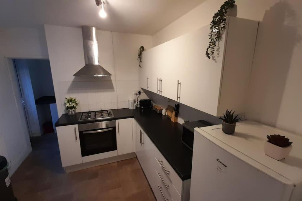 Spacious 4 Bedroom, Free Netflix, Central Location Кардиф Екстериор снимка