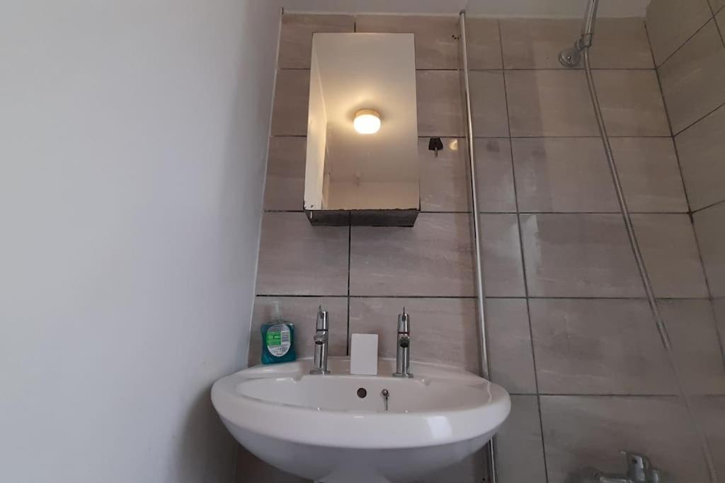 Spacious 4 Bedroom, Free Netflix, Central Location Кардиф Екстериор снимка