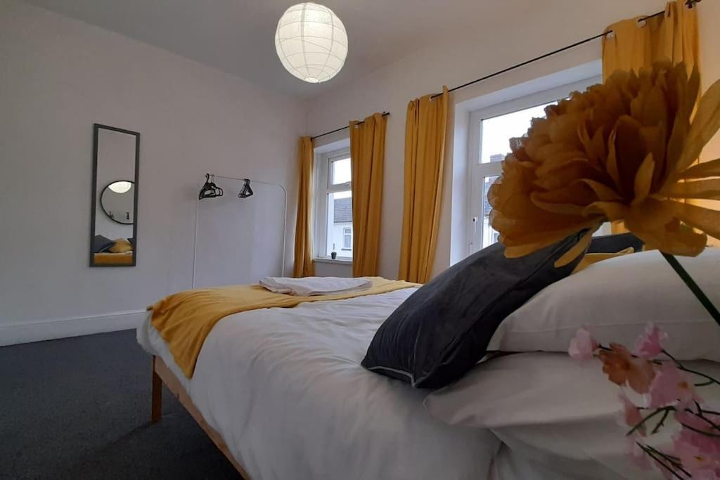 Spacious 4 Bedroom, Free Netflix, Central Location Кардиф Екстериор снимка