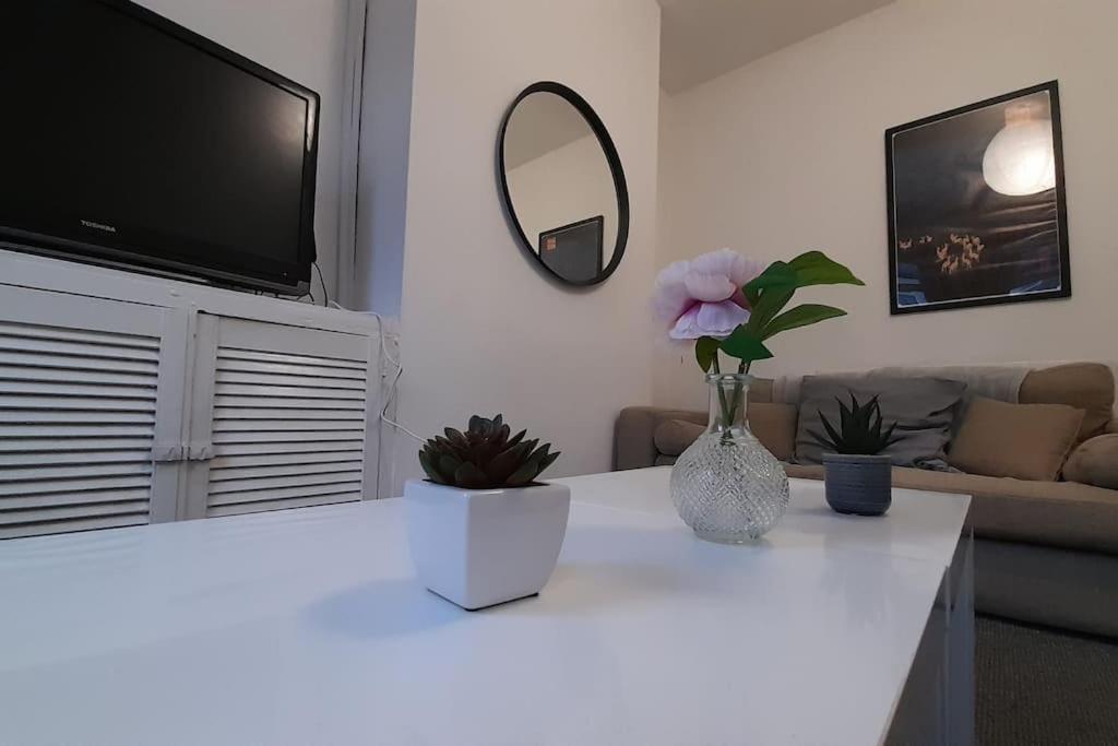 Spacious 4 Bedroom, Free Netflix, Central Location Кардиф Екстериор снимка