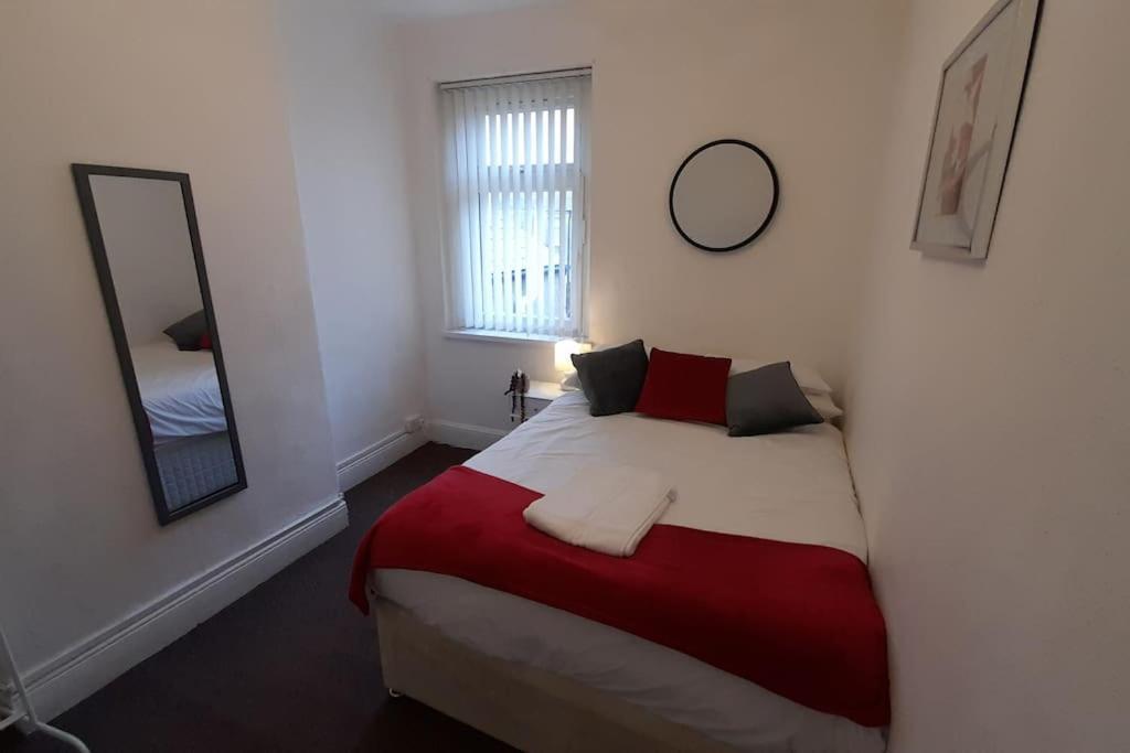 Spacious 4 Bedroom, Free Netflix, Central Location Кардиф Екстериор снимка