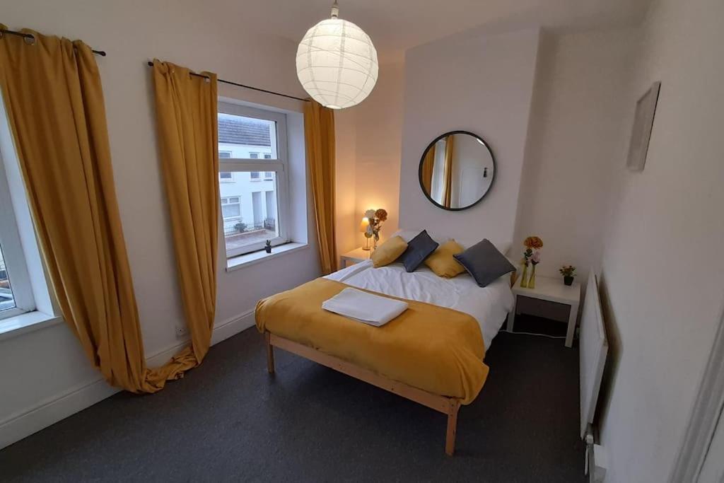 Spacious 4 Bedroom, Free Netflix, Central Location Кардиф Екстериор снимка
