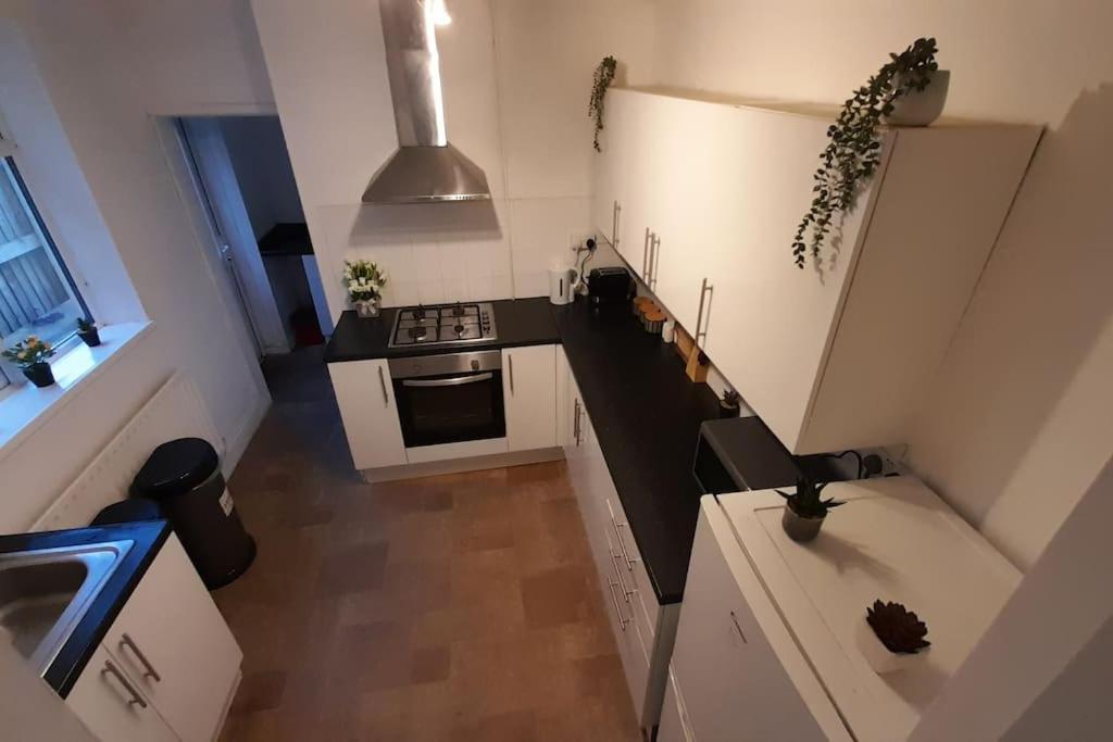 Spacious 4 Bedroom, Free Netflix, Central Location Кардиф Екстериор снимка