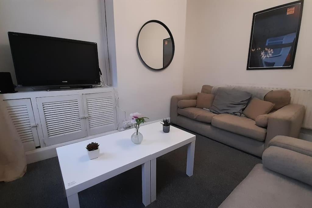 Spacious 4 Bedroom, Free Netflix, Central Location Кардиф Екстериор снимка