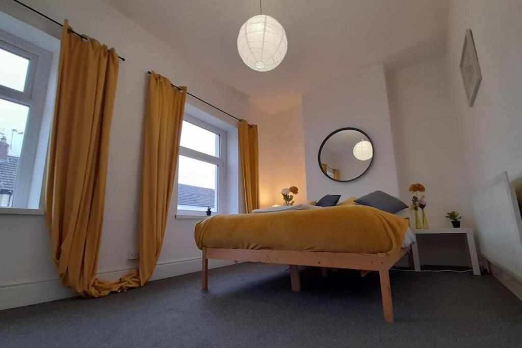 Spacious 4 Bedroom, Free Netflix, Central Location Кардиф Екстериор снимка
