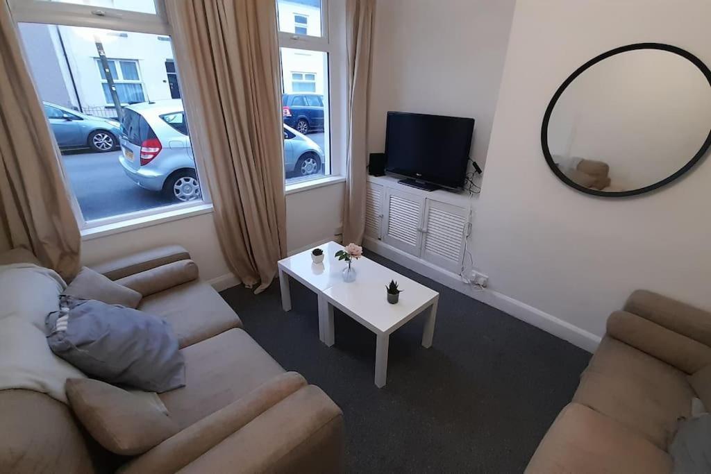 Spacious 4 Bedroom, Free Netflix, Central Location Кардиф Екстериор снимка