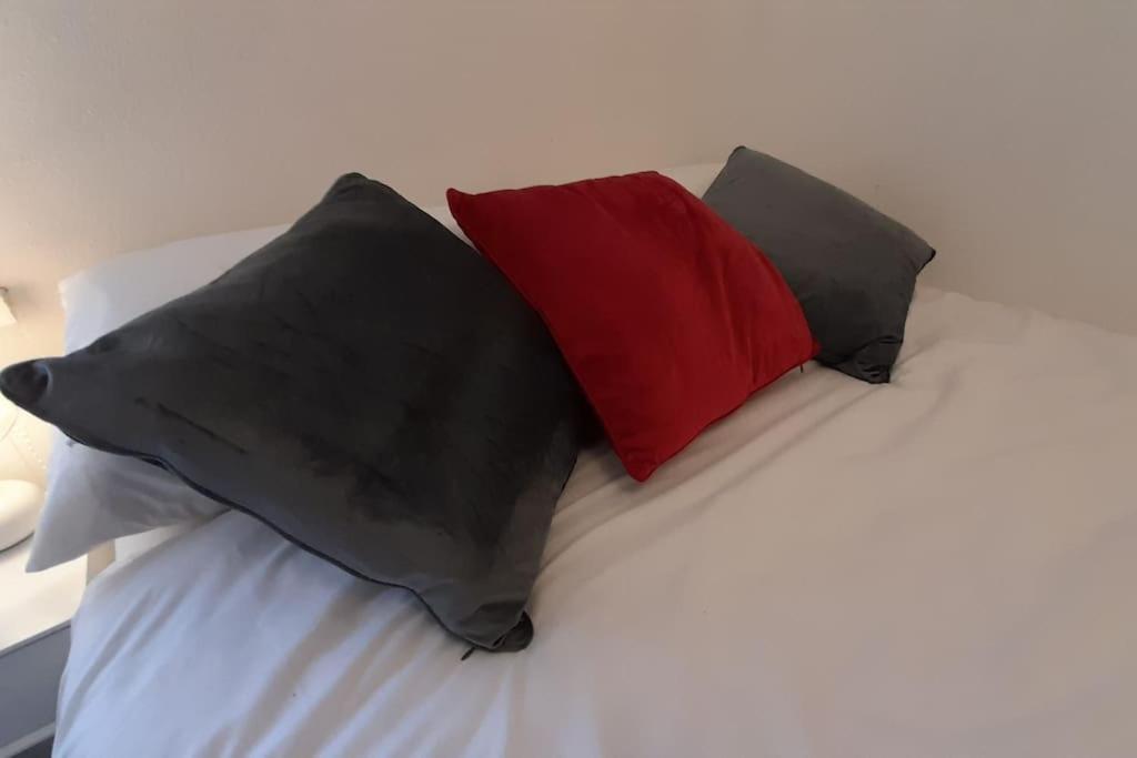 Spacious 4 Bedroom, Free Netflix, Central Location Кардиф Екстериор снимка