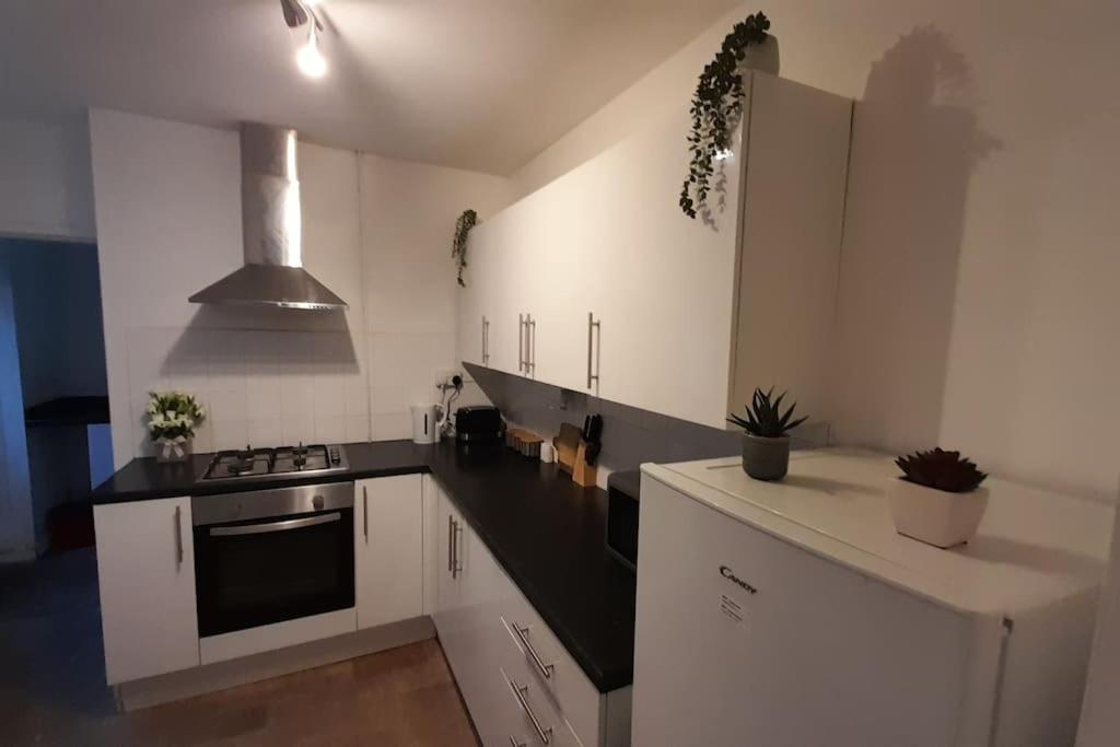 Spacious 4 Bedroom, Free Netflix, Central Location Кардиф Екстериор снимка