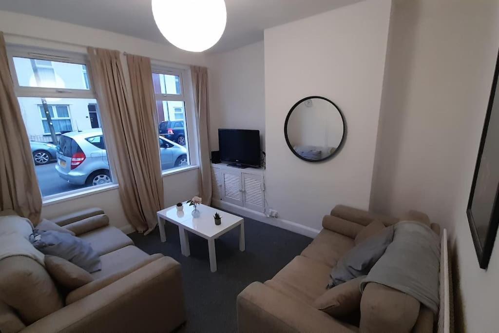 Spacious 4 Bedroom, Free Netflix, Central Location Кардиф Екстериор снимка