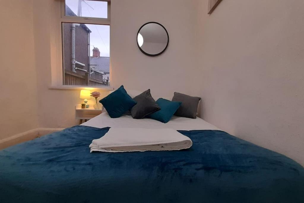 Spacious 4 Bedroom, Free Netflix, Central Location Кардиф Екстериор снимка