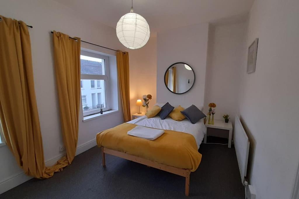 Spacious 4 Bedroom, Free Netflix, Central Location Кардиф Екстериор снимка
