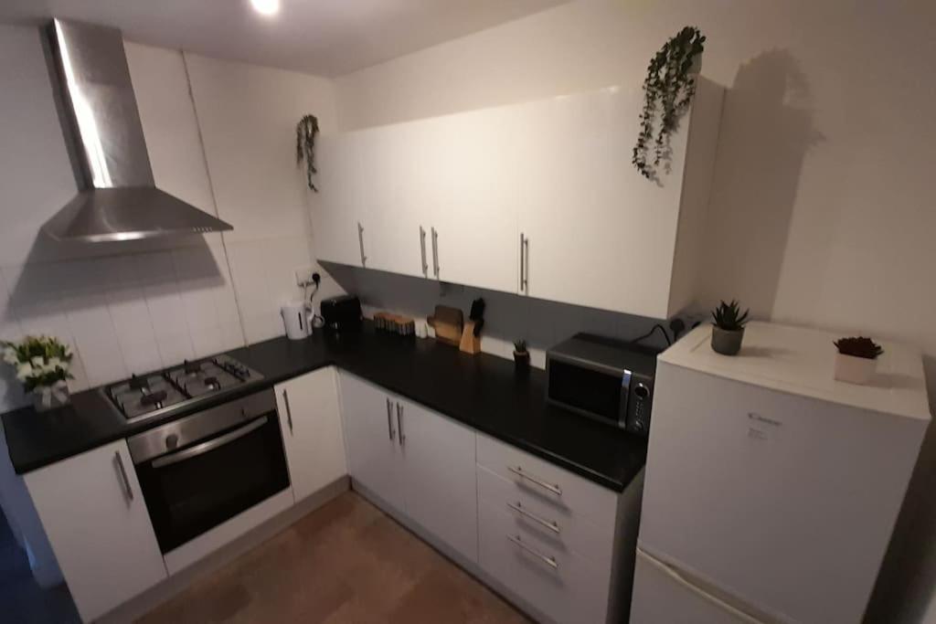 Spacious 4 Bedroom, Free Netflix, Central Location Кардиф Екстериор снимка