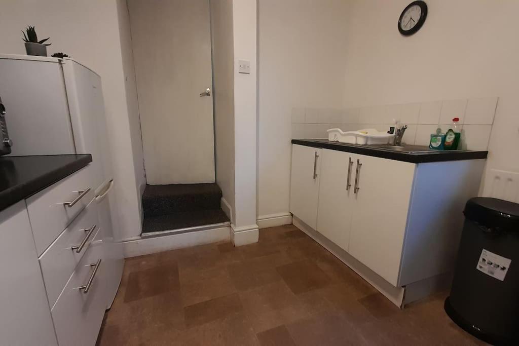 Spacious 4 Bedroom, Free Netflix, Central Location Кардиф Екстериор снимка
