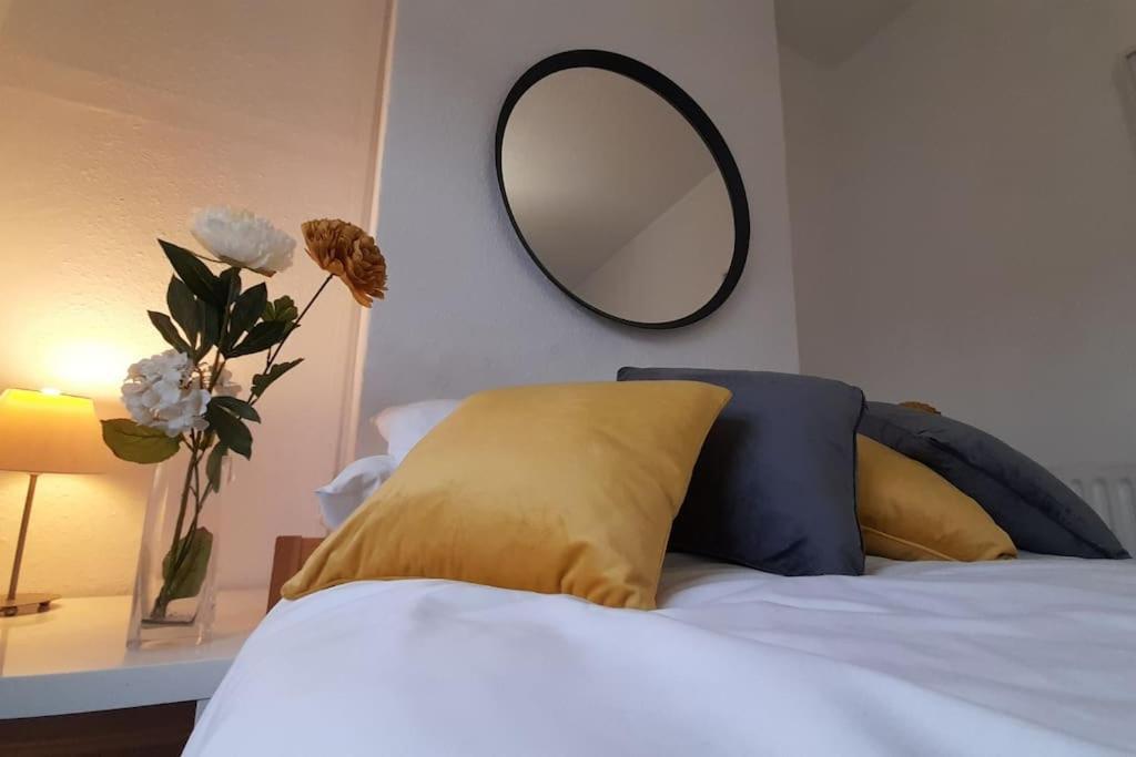 Spacious 4 Bedroom, Free Netflix, Central Location Кардиф Екстериор снимка