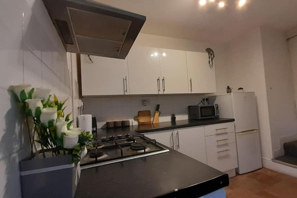 Spacious 4 Bedroom, Free Netflix, Central Location Кардиф Екстериор снимка
