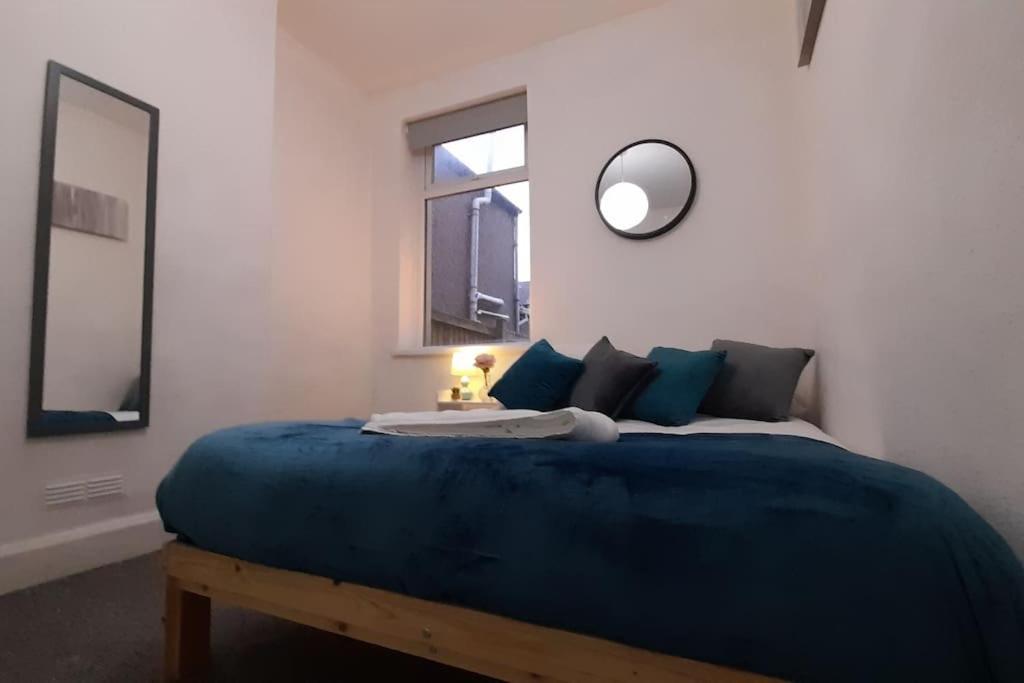 Spacious 4 Bedroom, Free Netflix, Central Location Кардиф Екстериор снимка