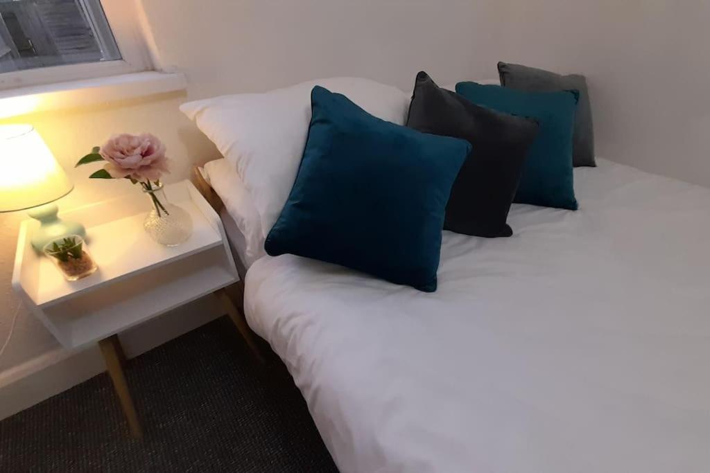 Spacious 4 Bedroom, Free Netflix, Central Location Кардиф Екстериор снимка