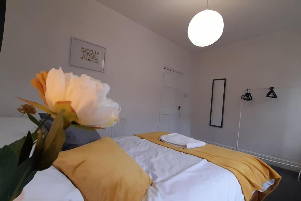 Spacious 4 Bedroom, Free Netflix, Central Location Кардиф Екстериор снимка