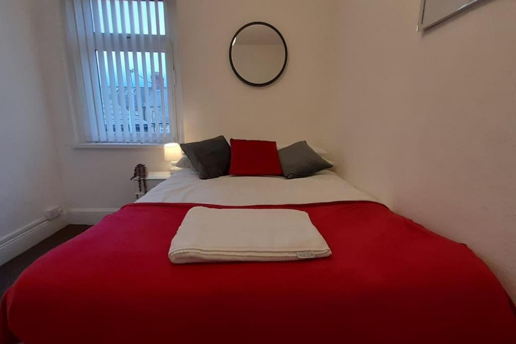 Spacious 4 Bedroom, Free Netflix, Central Location Кардиф Екстериор снимка