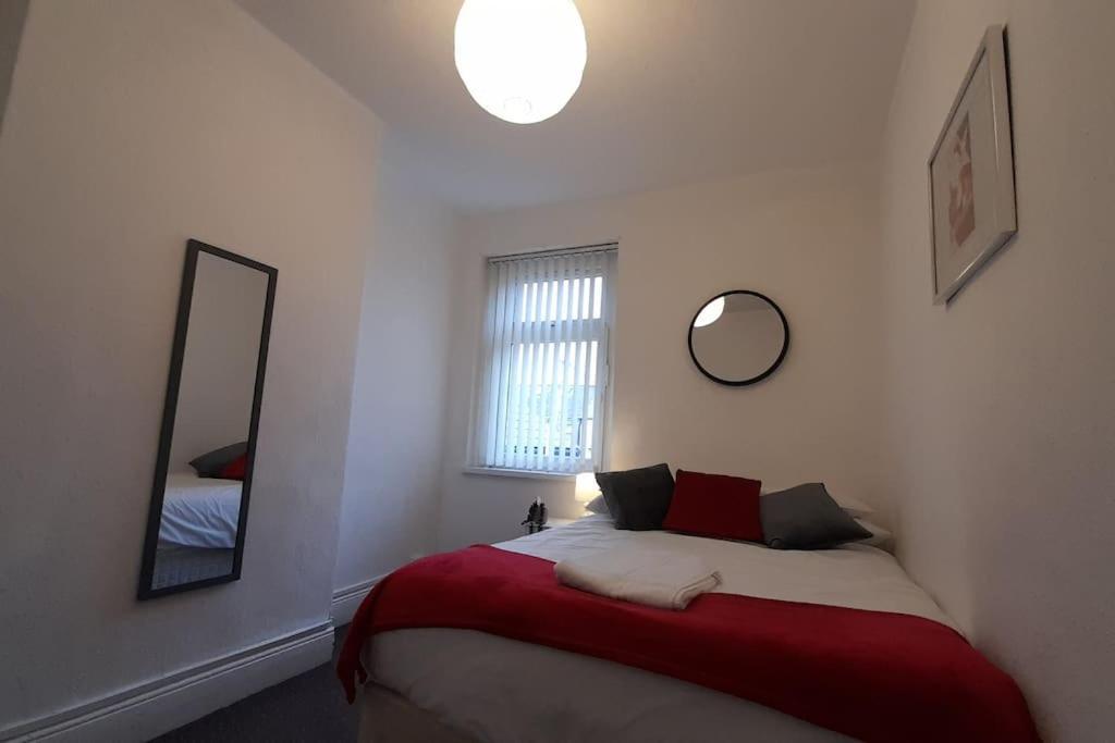 Spacious 4 Bedroom, Free Netflix, Central Location Кардиф Екстериор снимка