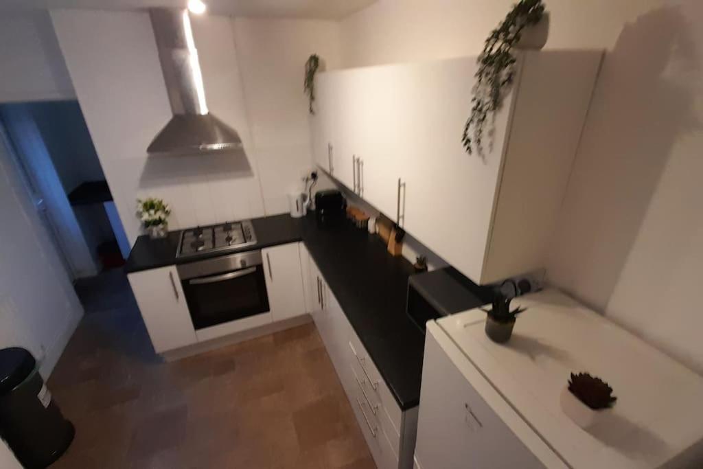 Spacious 4 Bedroom, Free Netflix, Central Location Кардиф Екстериор снимка