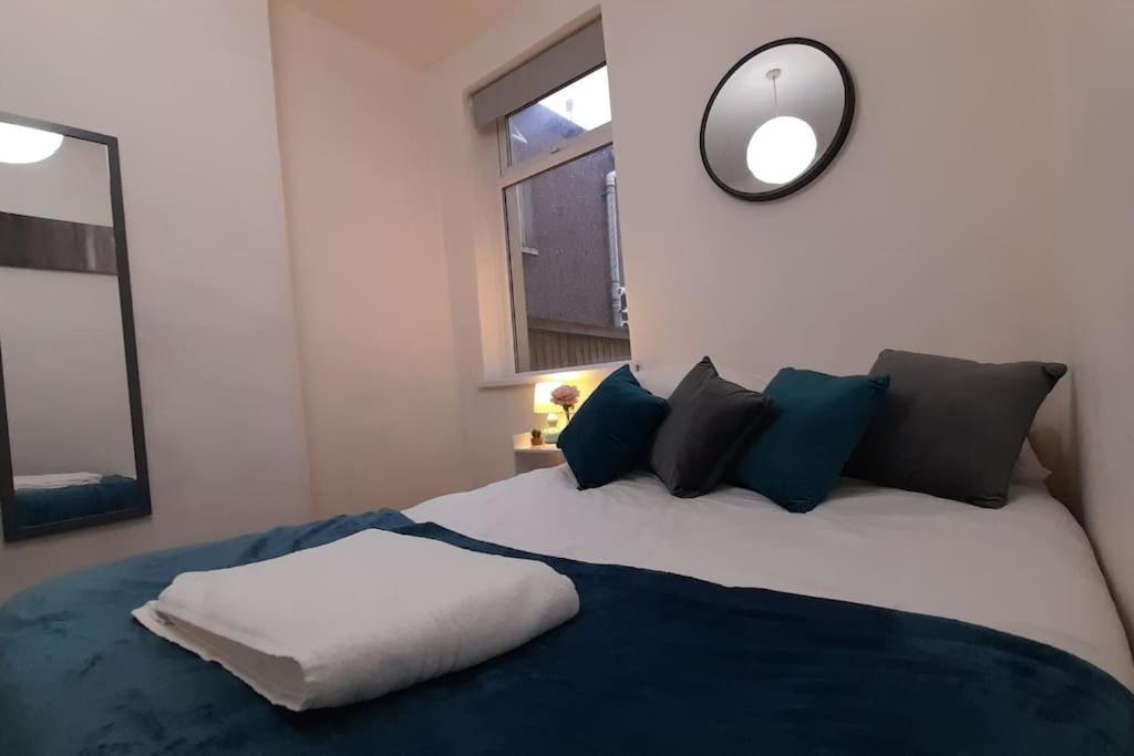 Spacious 4 Bedroom, Free Netflix, Central Location Кардиф Екстериор снимка