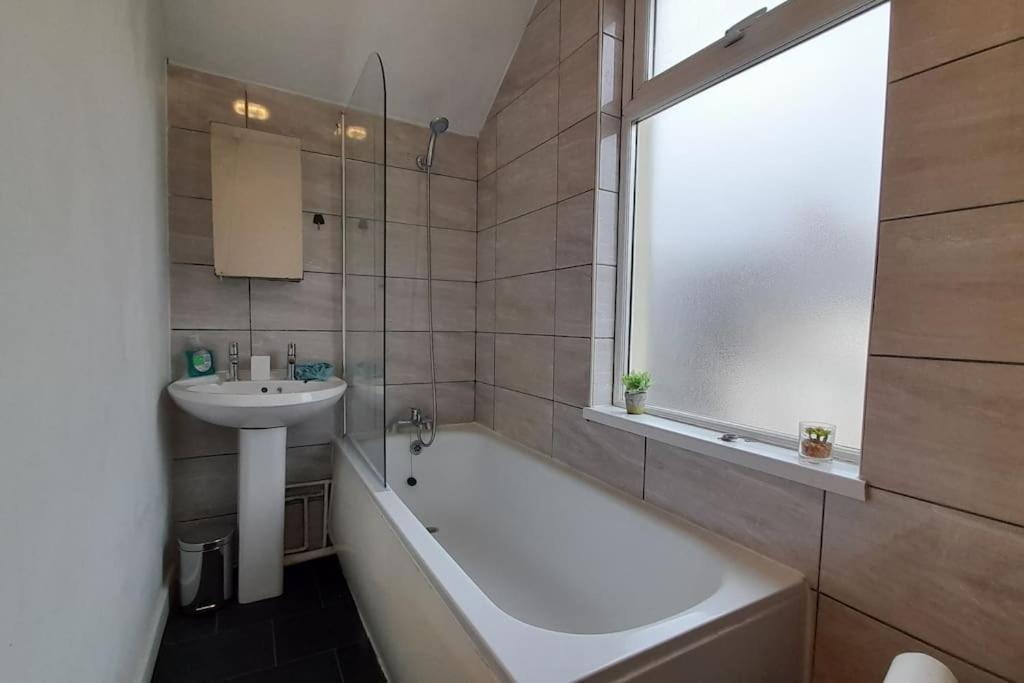 Spacious 4 Bedroom, Free Netflix, Central Location Кардиф Екстериор снимка