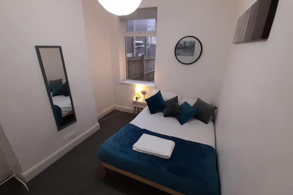 Spacious 4 Bedroom, Free Netflix, Central Location Кардиф Екстериор снимка