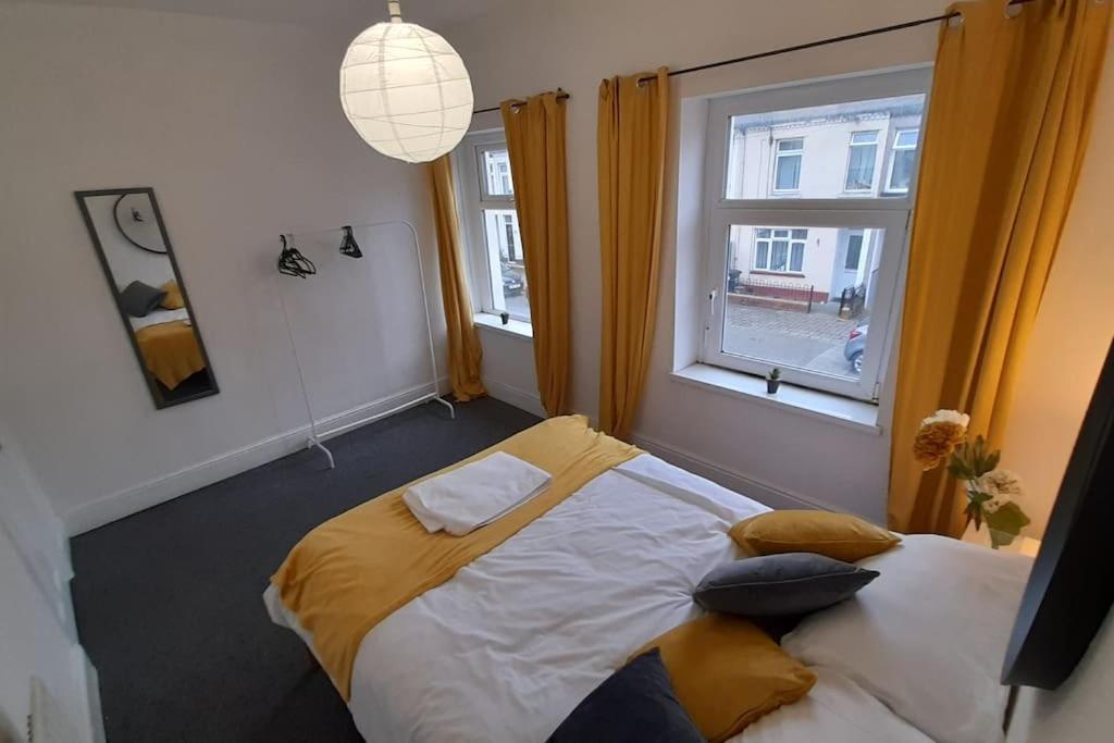 Spacious 4 Bedroom, Free Netflix, Central Location Кардиф Екстериор снимка