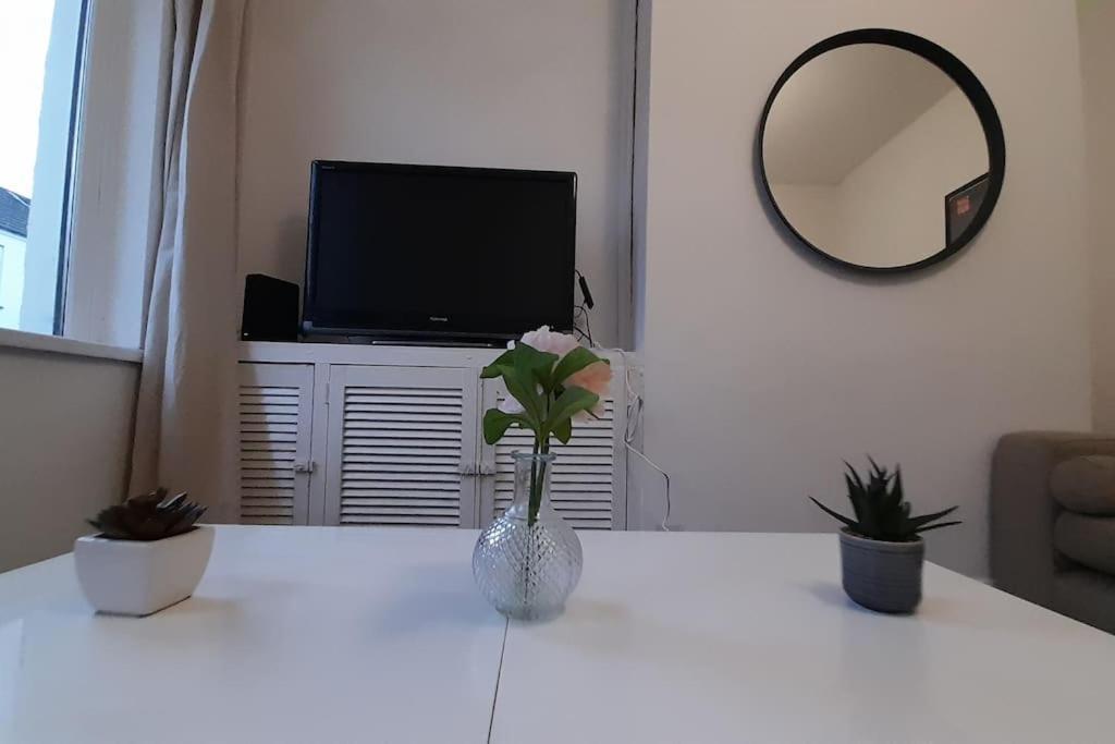 Spacious 4 Bedroom, Free Netflix, Central Location Кардиф Екстериор снимка