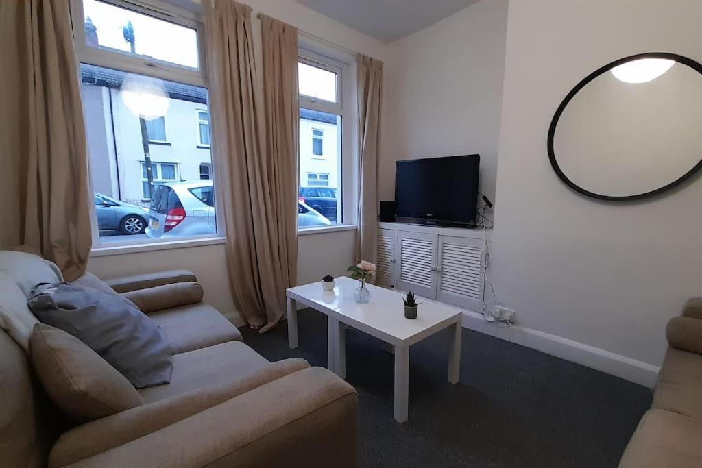 Spacious 4 Bedroom, Free Netflix, Central Location Кардиф Екстериор снимка