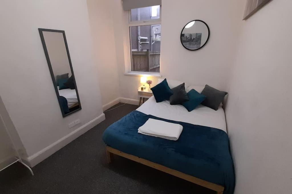 Spacious 4 Bedroom, Free Netflix, Central Location Кардиф Екстериор снимка