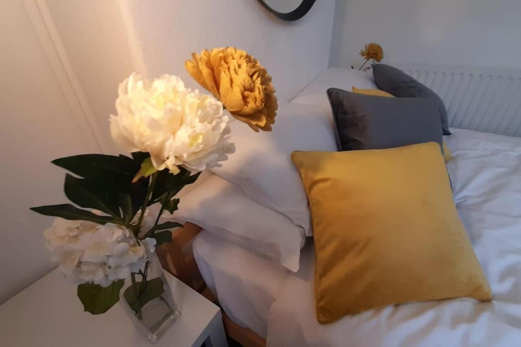 Spacious 4 Bedroom, Free Netflix, Central Location Кардиф Екстериор снимка