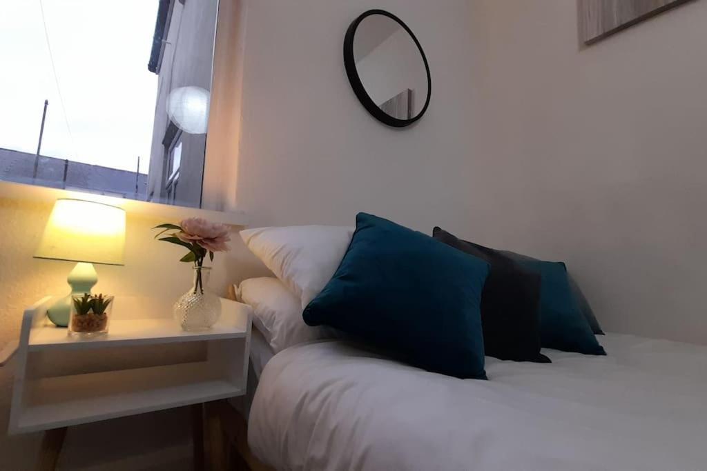 Spacious 4 Bedroom, Free Netflix, Central Location Кардиф Екстериор снимка